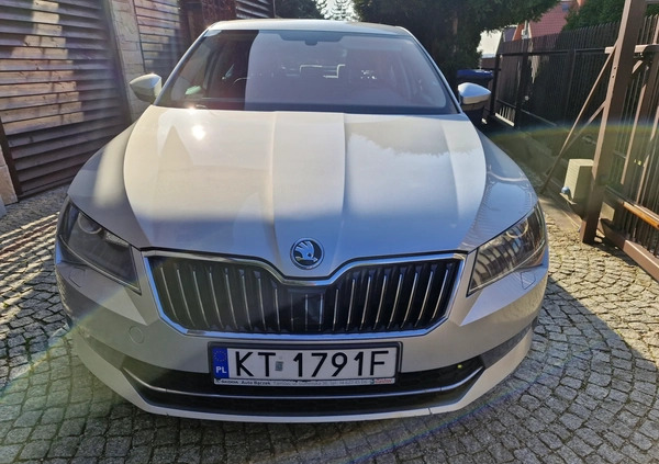 Skoda Superb cena 57900 przebieg: 277631, rok produkcji 2015 z Tarnów małe 106